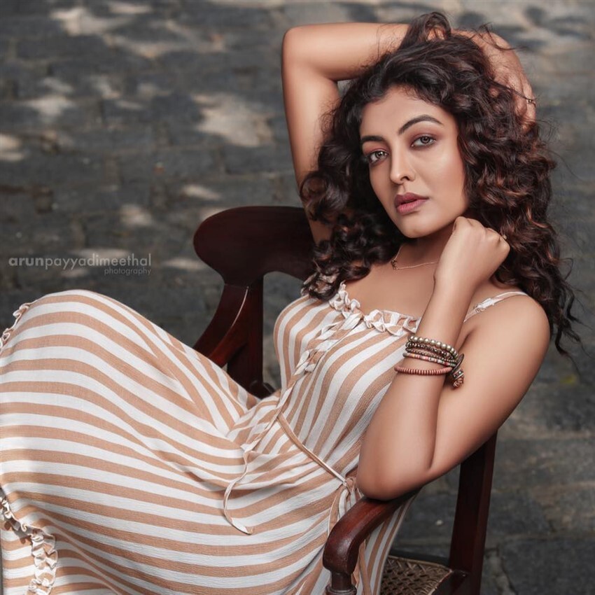 'വിമാനം'സിനിമയിലെ ആ നാടൻ പെൺകൊടി തന്നെ ആണോ ഇത്... ദുർഗ്ഗയുടെ ഹോട്ട് ചിത്രങ്ങൾ