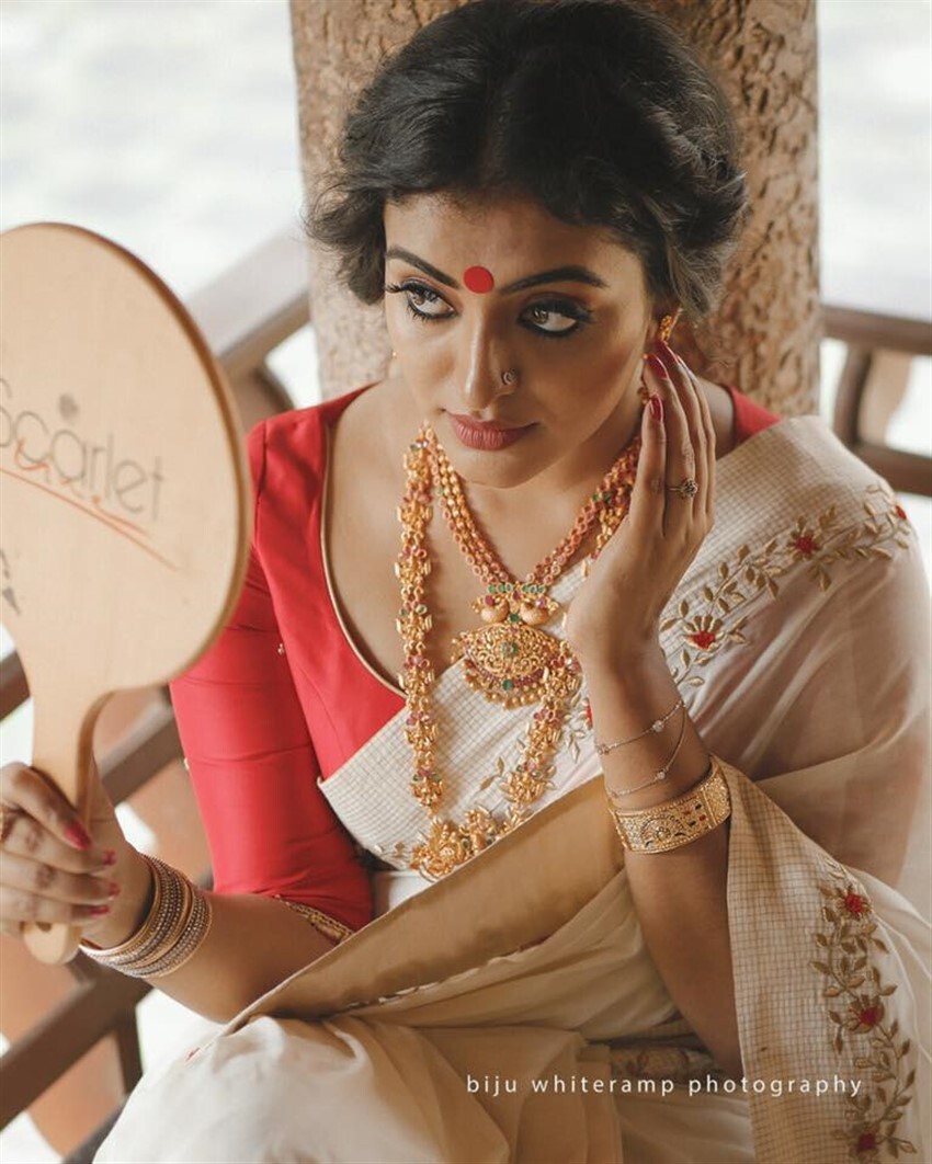 'വിമാനം'സിനിമയിലെ ആ നാടൻ പെൺകൊടി തന്നെ ആണോ ഇത്... ദുർഗ്ഗയുടെ ഹോട്ട് ചിത്രങ്ങൾ