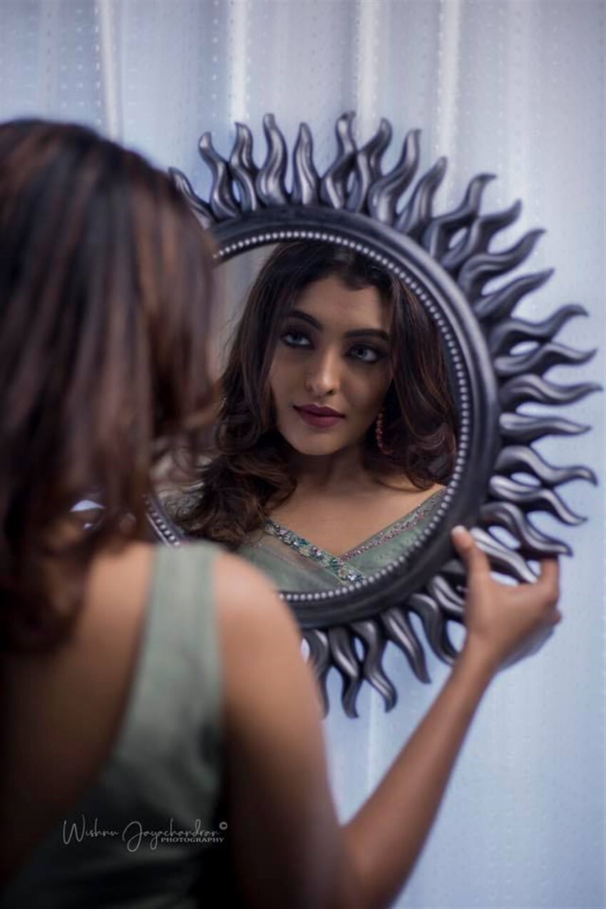 'വിമാനം'സിനിമയിലെ ആ നാടൻ പെൺകൊടി തന്നെ ആണോ ഇത്... ദുർഗ്ഗയുടെ ഹോട്ട് ചിത്രങ്ങൾ