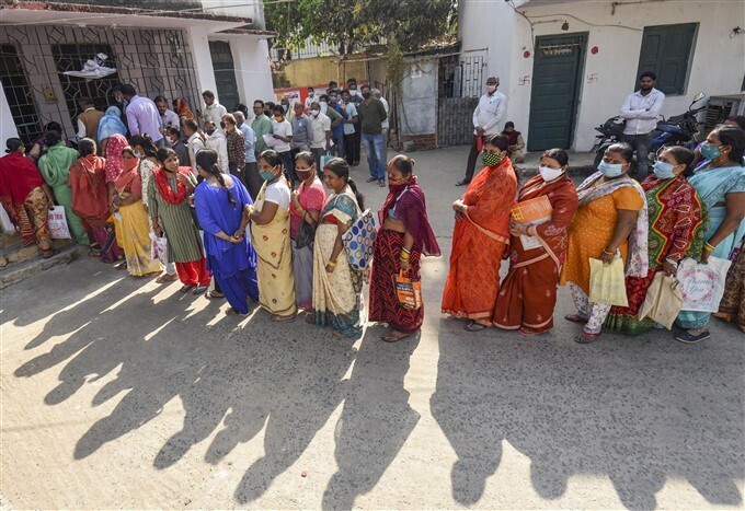 കോവിഡ് വാക്‌സിനേഷന്‍ രണ്ടാം ഘട്ടം തുടരുന്നു, ചിത്രങ്ങള്‍ കാണാം