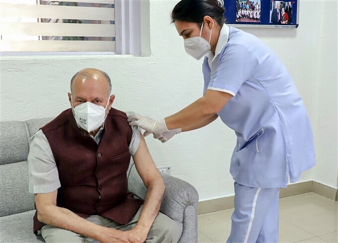 കോവിഡ് വാക്‌സിനേഷന്‍ രണ്ടാം ഘട്ടം തുടരുന്നു, ചിത്രങ്ങള്‍ കാണാം