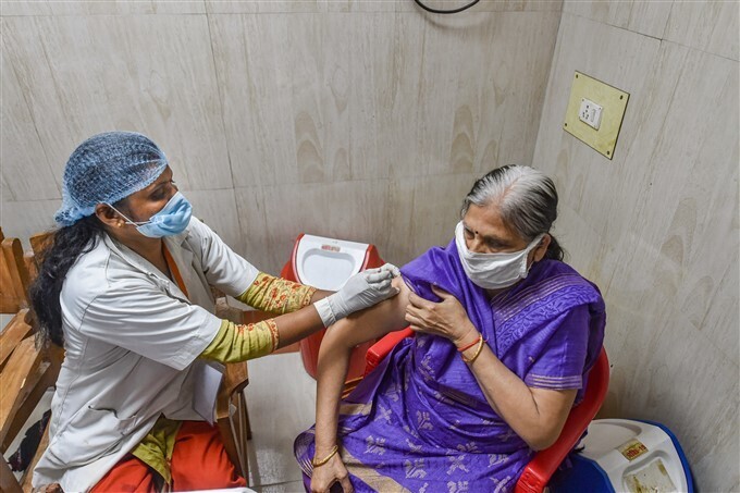 കോവിഡ് വാക്‌സിനേഷന്‍ രണ്ടാം ഘട്ടം തുടരുന്നു, ചിത്രങ്ങള്‍ കാണാം