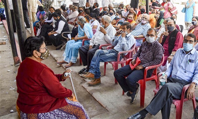 കോവിഡ് വാക്‌സിനേഷന്‍ രണ്ടാം ഘട്ടം തുടരുന്നു, ചിത്രങ്ങള്‍ കാണാം