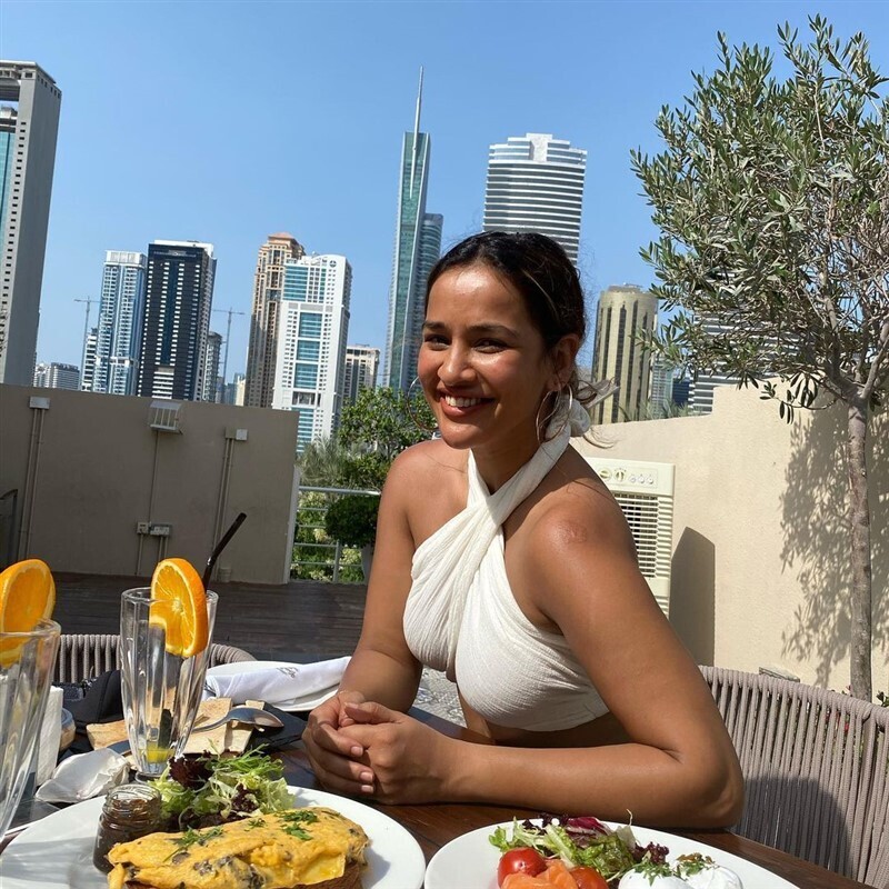 ഐഷാ ശര്‍മയുടെ ഗ്ലാമര്‍ ഫോട്ടോ ഷൂട്ട്