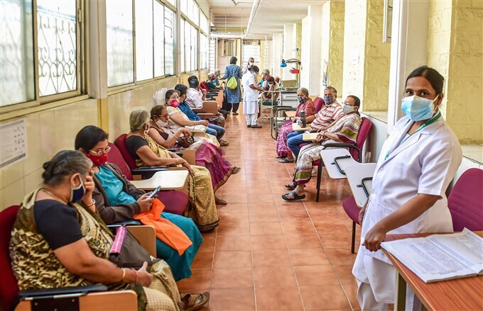 ഇന്ത്യയില്‍ രണ്ടാം ഘട്ട കോവിഡ് വാക്‌സിനേഷന്‍ തുടരുന്നു; ഏറ്റവും പുതിയ ചിത്രങ്ങള്‍ കാണാം 