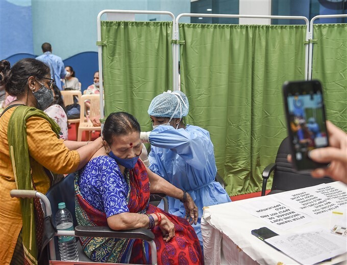 ഇന്ത്യയില്‍ രണ്ടാം ഘട്ട കോവിഡ് വാക്‌സിനേഷന്‍ തുടരുന്നു; ഏറ്റവും പുതിയ ചിത്രങ്ങള്‍ കാണാം 