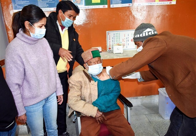 ഇന്ത്യയില്‍ രണ്ടാം ഘട്ട കോവിഡ് വാക്‌സിനേഷന്‍ തുടരുന്നു; ഏറ്റവും പുതിയ ചിത്രങ്ങള്‍ കാണാം 