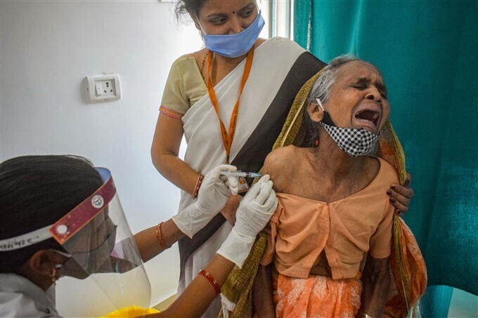 ഇന്ത്യയില്‍ രണ്ടാം ഘട്ട കോവിഡ് വാക്‌സിനേഷന്‍ തുടരുന്നു; ഏറ്റവും പുതിയ ചിത്രങ്ങള്‍ കാണാം 