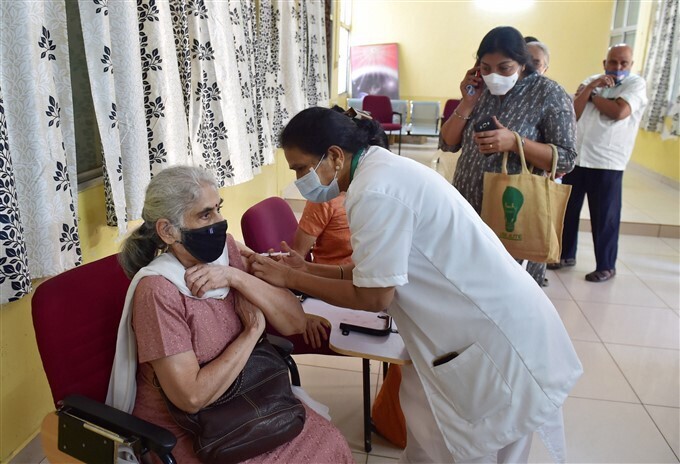 ഇന്ത്യയില്‍ രണ്ടാം ഘട്ട കോവിഡ് വാക്‌സിനേഷന്‍ തുടരുന്നു; ഏറ്റവും പുതിയ ചിത്രങ്ങള്‍ കാണാം 