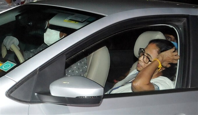 മമതാ ബാനര്‍ജി ആശുപത്രി വിട്ടു, വീണ്ടും തെരഞ്ഞെടുപ്പ് ഗോദയിലേക്ക്, ചിത്രങ്ങള്‍ കാണാം