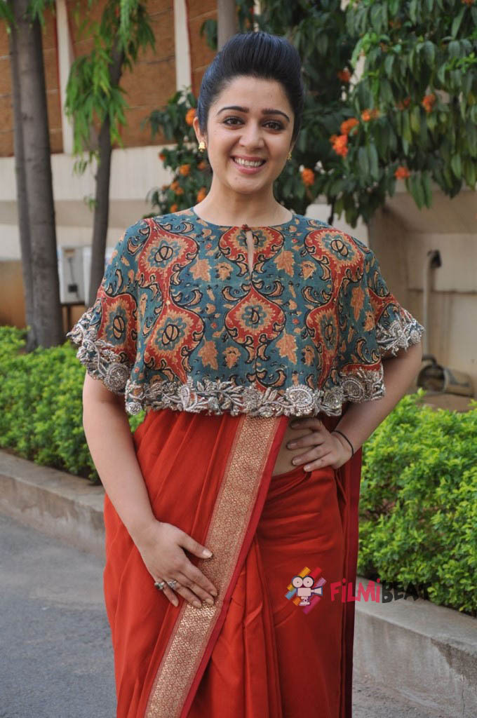 കറുപ്പിന് ഏഴഴക്; കറുപ്പില്‍ തിളങ്ങി ചാര്‍മി കൗര്‍-ചിത്രങ്ങള്‍ കാണാം