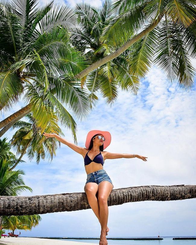 നടി ത്രിധ ചൗധരിയുടെ ഏറ്റവും പുതിയ ചിത്രങ്ങള്‍ കാണാം