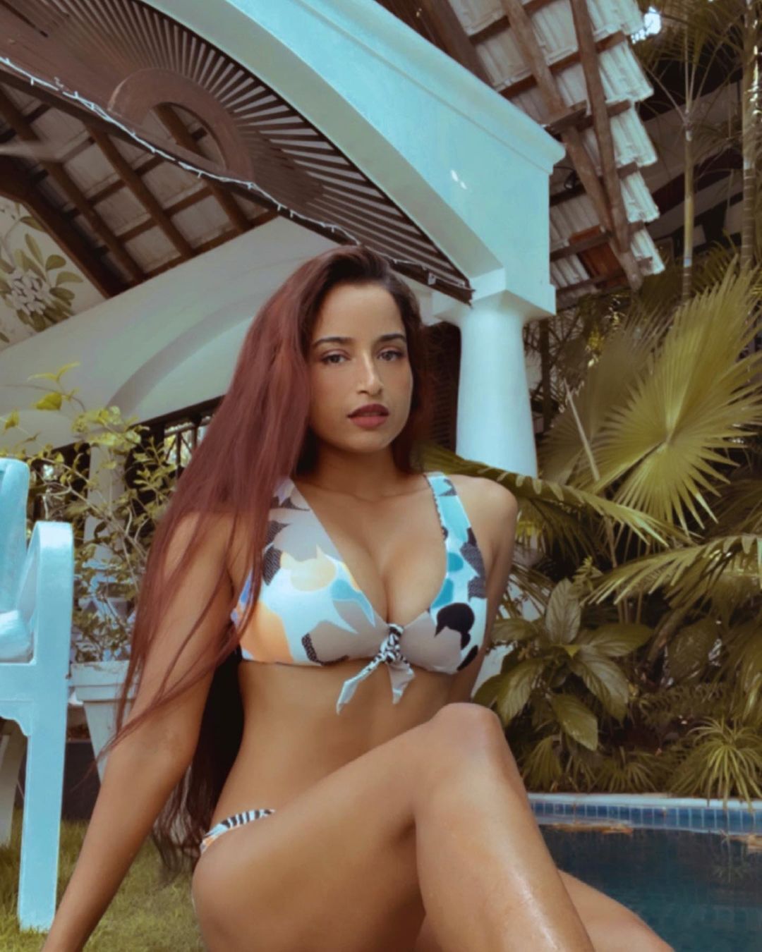 ബോൾഡ് ലുക്കിൽ പൂജ; ചിത്രങ്ങൾ കാണാ