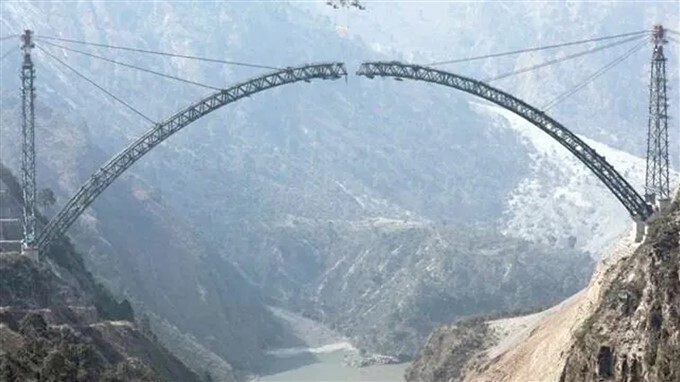 ലോകത്തെ ഏറ്റവും ഉയരംകൂടിയ റെയില്‍വേ പാലം ചെനാബ് നദിക്ക് മുകളിലൂടെ പണിയുന്നു, ചിത്രങ്ങള്‍ കാണാം