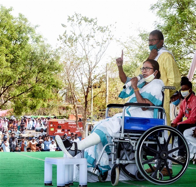 വീല്‍ചെയറില്‍ സഞ്ചരിച്ചുള്ള മമതാ ബാനര്‍ജിയുടെ തെരഞ്ഞൈടുപ്പ് പ്രചാരണം, ചിത്രങ്ങള്‍ കാണാം