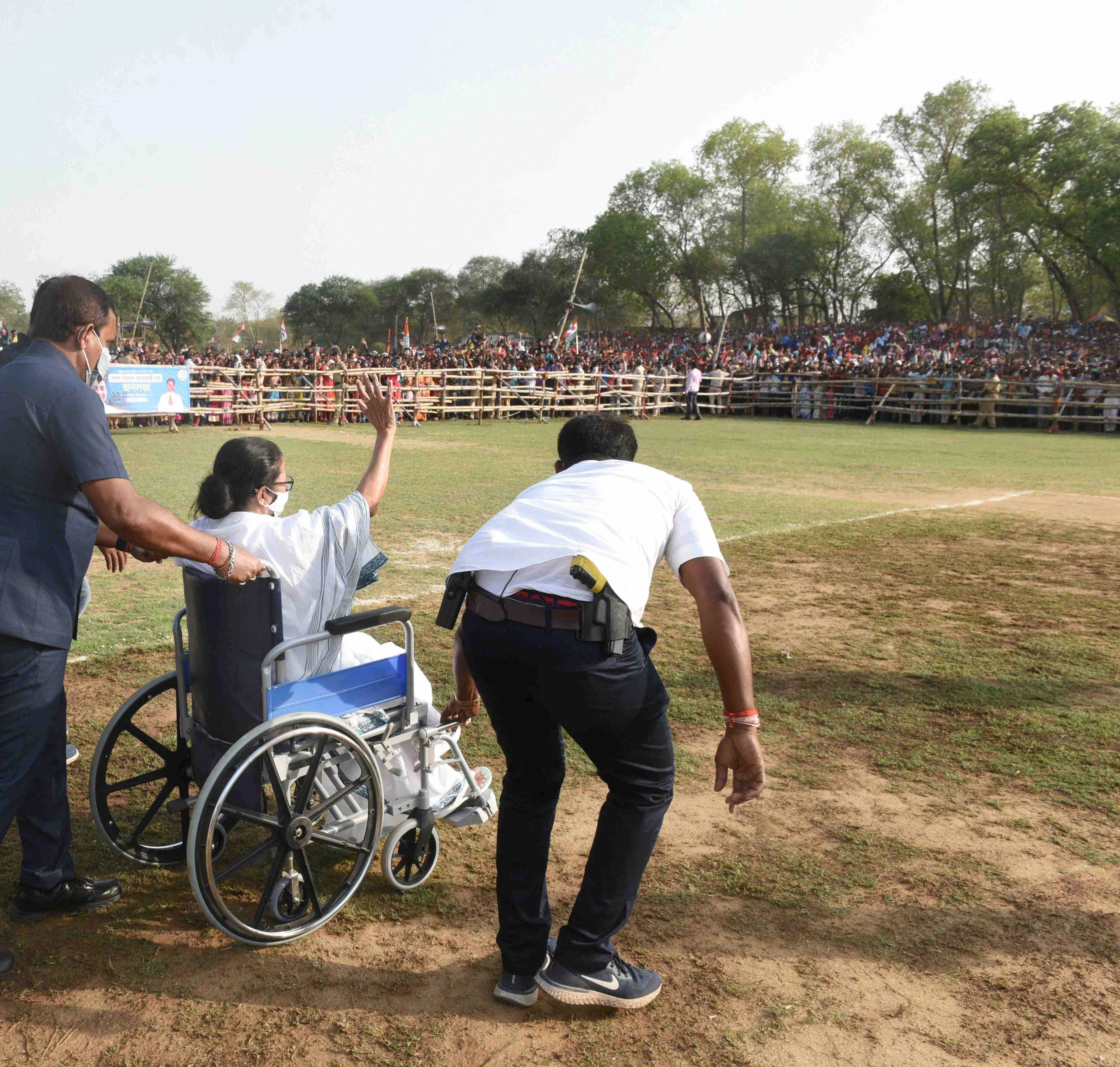 വീല്‍ചെയറില്‍ സഞ്ചരിച്ചുള്ള മമതാ ബാനര്‍ജിയുടെ തെരഞ്ഞൈടുപ്പ് പ്രചാരണം, ചിത്രങ്ങള്‍ കാണാം