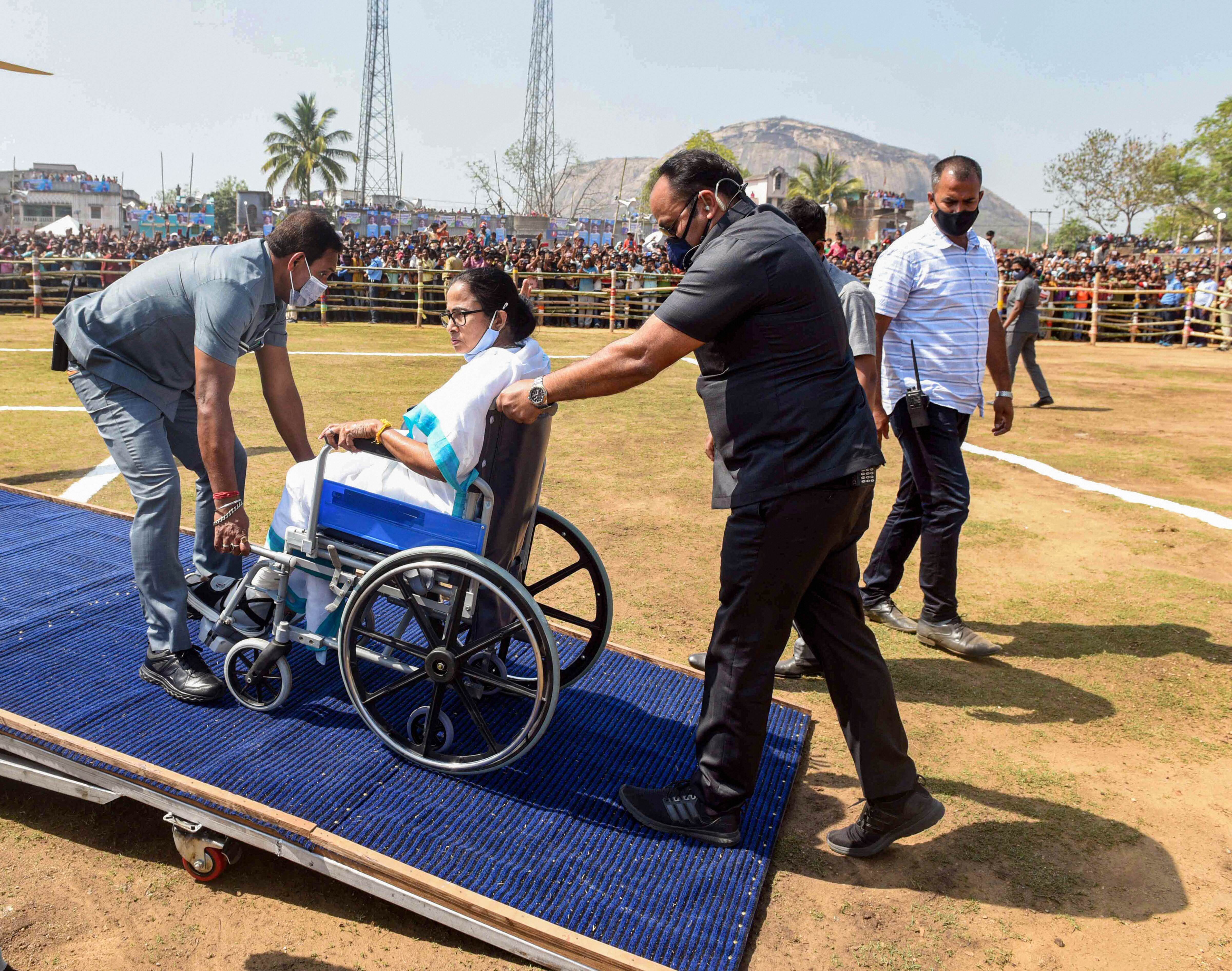 വീല്‍ചെയറില്‍ സഞ്ചരിച്ചുള്ള മമതാ ബാനര്‍ജിയുടെ തെരഞ്ഞൈടുപ്പ് പ്രചാരണം, ചിത്രങ്ങള്‍ കാണാം