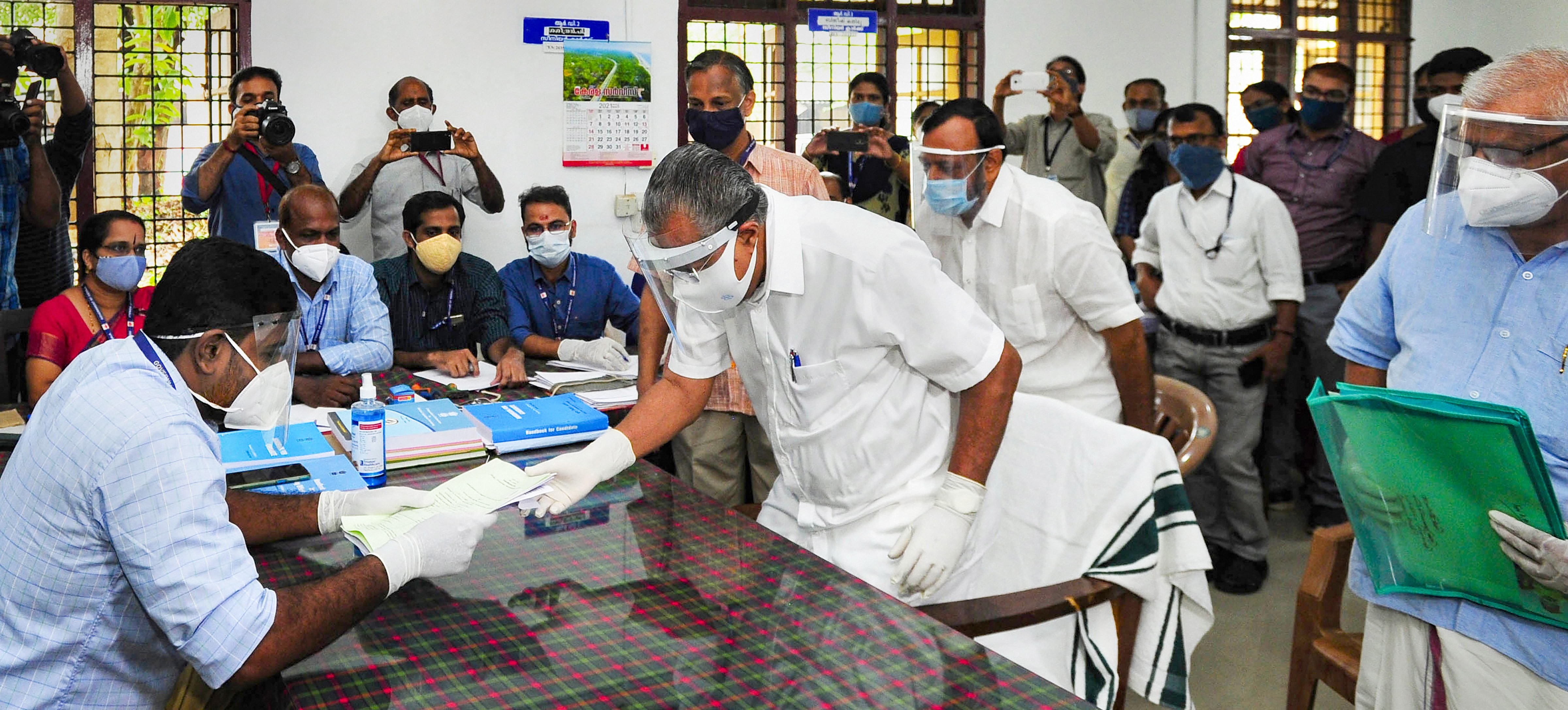 കേരളത്തില്‍ തെരഞ്ഞെടുപ്പ് ചൂടുകൂടുന്നു, ചിത്രങ്ങള്‍ കാണാം