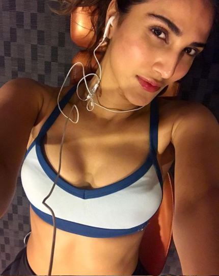 कभी नहीं देखी होगी वाणी कपूर की इतनी हॉट तस्वीरें