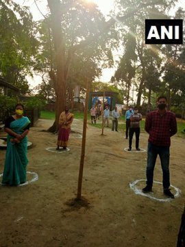 അസം നിയമസഭാ തെരഞ്ഞെടുപ്പ് പോരാട്ടം തുടങ്ങി, കാണാം പോളിംഗ് ചിത്രങ്ങള്‍ 