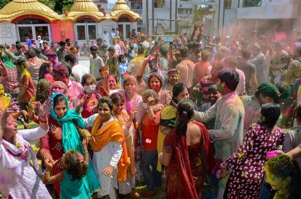 കോവിഡില്‍ നിറം മങ്ങാതെ ഹോളി; കാണാം ഹോളി ആഘോഷചിത്രങ്ങള്‍ 