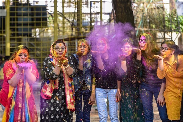 കോവിഡില്‍ നിറം മങ്ങാതെ ഹോളി; കാണാം ഹോളി ആഘോഷചിത്രങ്ങള്‍ 