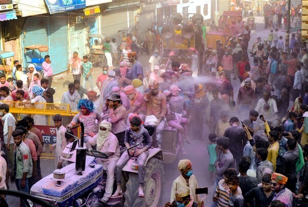 കോവിഡില്‍ നിറം മങ്ങാതെ ഹോളി; കാണാം ഹോളി ആഘോഷചിത്രങ്ങള്‍ 