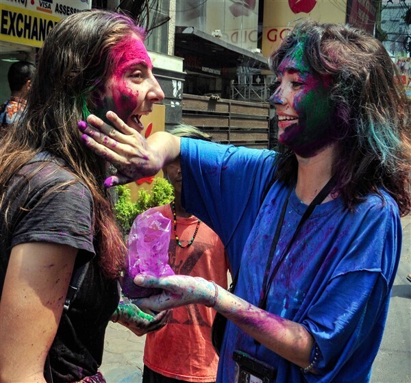 കോവിഡില്‍ നിറം മങ്ങാതെ ഹോളി; കാണാം ഹോളി ആഘോഷചിത്രങ്ങള്‍ 