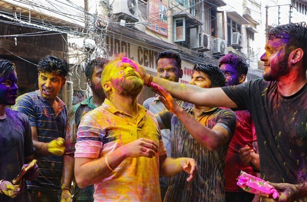 കോവിഡില്‍ നിറം മങ്ങാതെ ഹോളി; കാണാം ഹോളി ആഘോഷചിത്രങ്ങള്‍ 