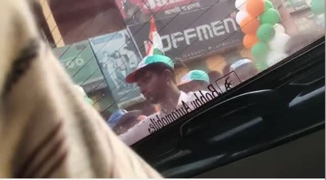 ബംഗാളില്‍ തെരഞ്ഞെടുപ്പ് പ്രചാരണത്തിനിടെ ബിജെപി സ്ഥാനാര്‍ത്ഥിയും ക്രിക്കറ്റ് താരവുമായ അശോക് ദിണ്ഡയ്ക്ക് നേരെ ആക്രമണം, ചിത്രങ്ങള്‍ കാണാം