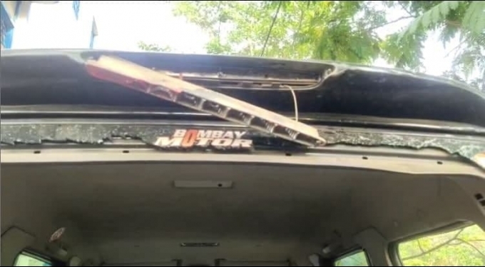 ബംഗാളില്‍ തെരഞ്ഞെടുപ്പ് പ്രചാരണത്തിനിടെ ബിജെപി സ്ഥാനാര്‍ത്ഥിയും ക്രിക്കറ്റ് താരവുമായ അശോക് ദിണ്ഡയ്ക്ക് നേരെ ആക്രമണം, ചിത്രങ്ങള്‍ കാണാം