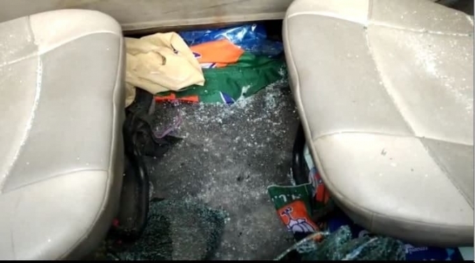 ബംഗാളില്‍ തെരഞ്ഞെടുപ്പ് പ്രചാരണത്തിനിടെ ബിജെപി സ്ഥാനാര്‍ത്ഥിയും ക്രിക്കറ്റ് താരവുമായ അശോക് ദിണ്ഡയ്ക്ക് നേരെ ആക്രമണം, ചിത്രങ്ങള്‍ കാണാം