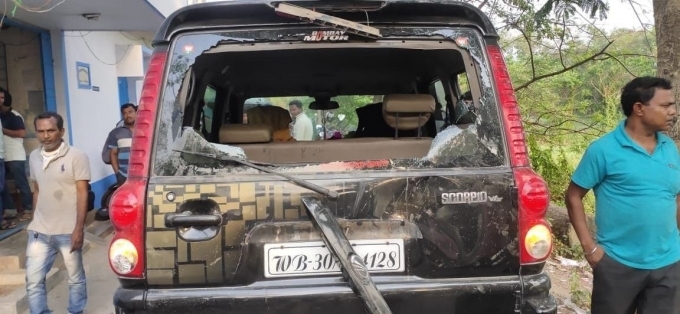 ബംഗാളില്‍ തെരഞ്ഞെടുപ്പ് പ്രചാരണത്തിനിടെ ബിജെപി സ്ഥാനാര്‍ത്ഥിയും ക്രിക്കറ്റ് താരവുമായ അശോക് ദിണ്ഡയ്ക്ക് നേരെ ആക്രമണം, ചിത്രങ്ങള്‍ കാണാം