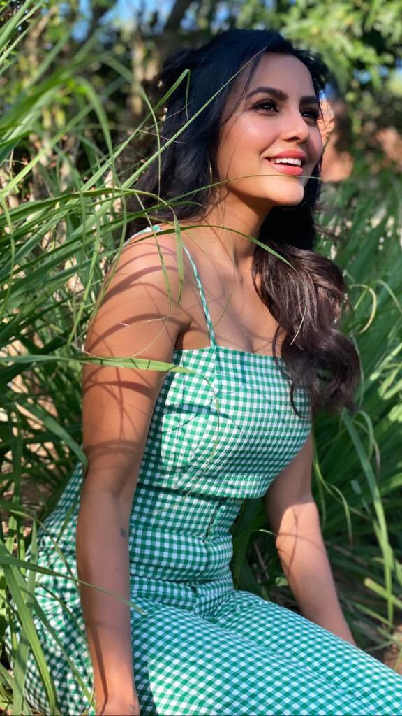 எந்த ஸ்கூல் யூனிஃபார்ம்னு தெரியலையே.. வித விதமான போஸ் கொடுத்து கலக்கும் பிரியா ஆனந்த்!