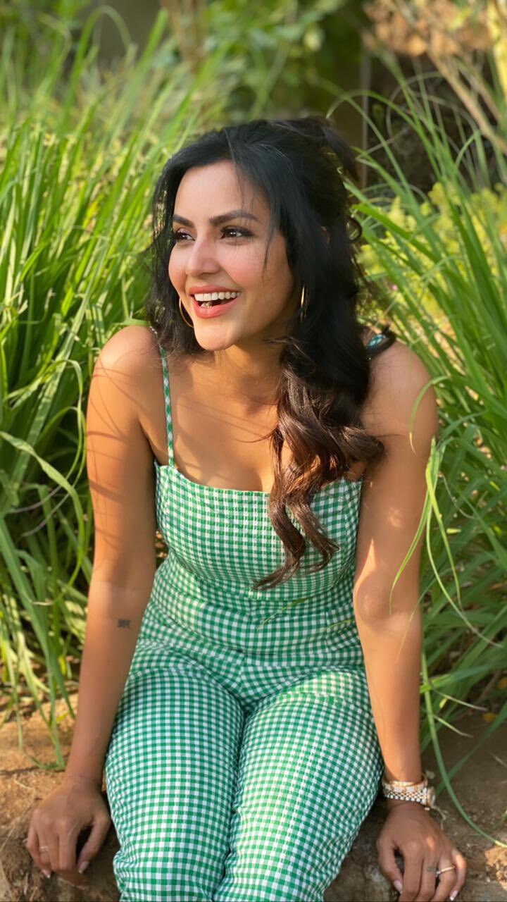 எந்த ஸ்கூல் யூனிஃபார்ம்னு தெரியலையே.. வித விதமான போஸ் கொடுத்து கலக்கும் பிரியா ஆனந்த்!