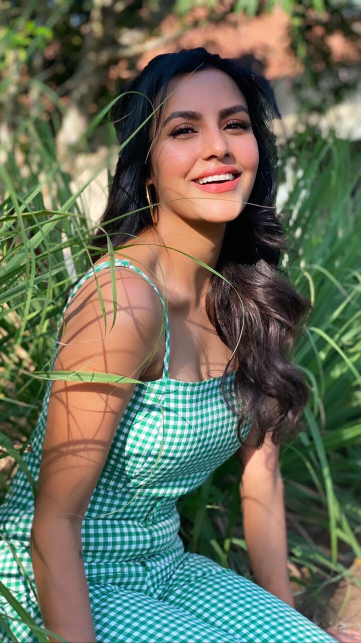 எந்த ஸ்கூல் யூனிஃபார்ம்னு தெரியலையே.. வித விதமான போஸ் கொடுத்து கலக்கும் பிரியா ஆனந்த்!