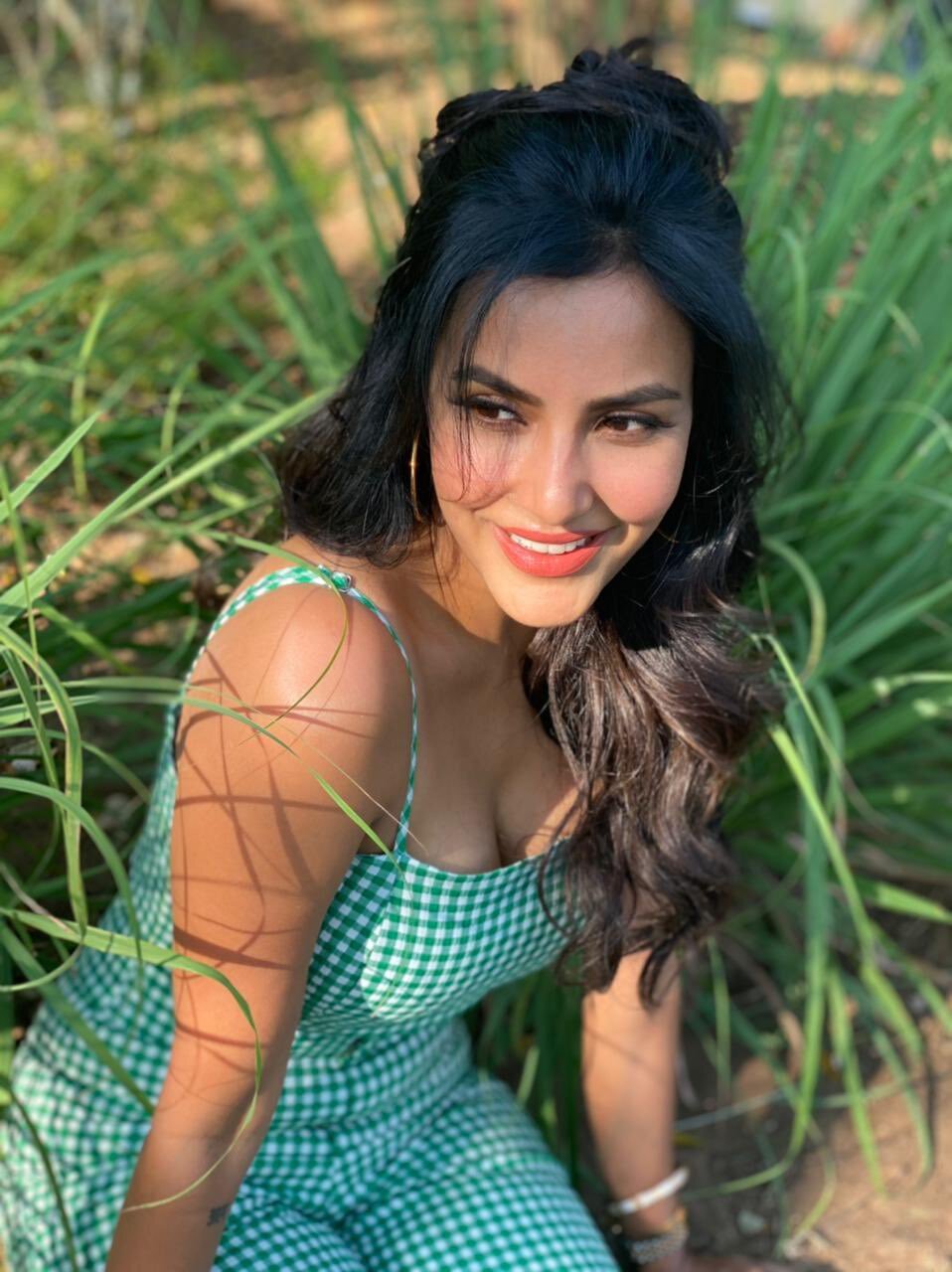 எந்த ஸ்கூல் யூனிஃபார்ம்னு தெரியலையே.. வித விதமான போஸ் கொடுத்து கலக்கும் பிரியா ஆனந்த்!