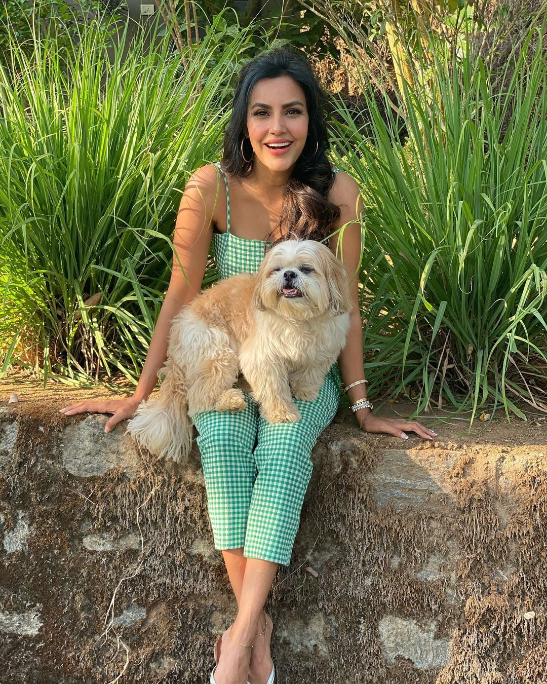 எந்த ஸ்கூல் யூனிஃபார்ம்னு தெரியலையே.. வித விதமான போஸ் கொடுத்து கலக்கும் பிரியா ஆனந்த்!