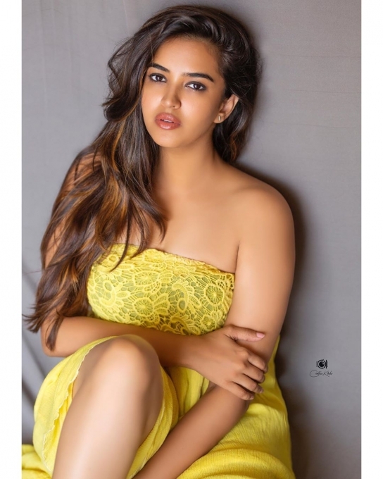 കറുപ്പ് സാരിയിൽ സുന്ദരിയായി പൂജിതാ പൊന്നട, ചിത്രങ്ങൾ കാണാം