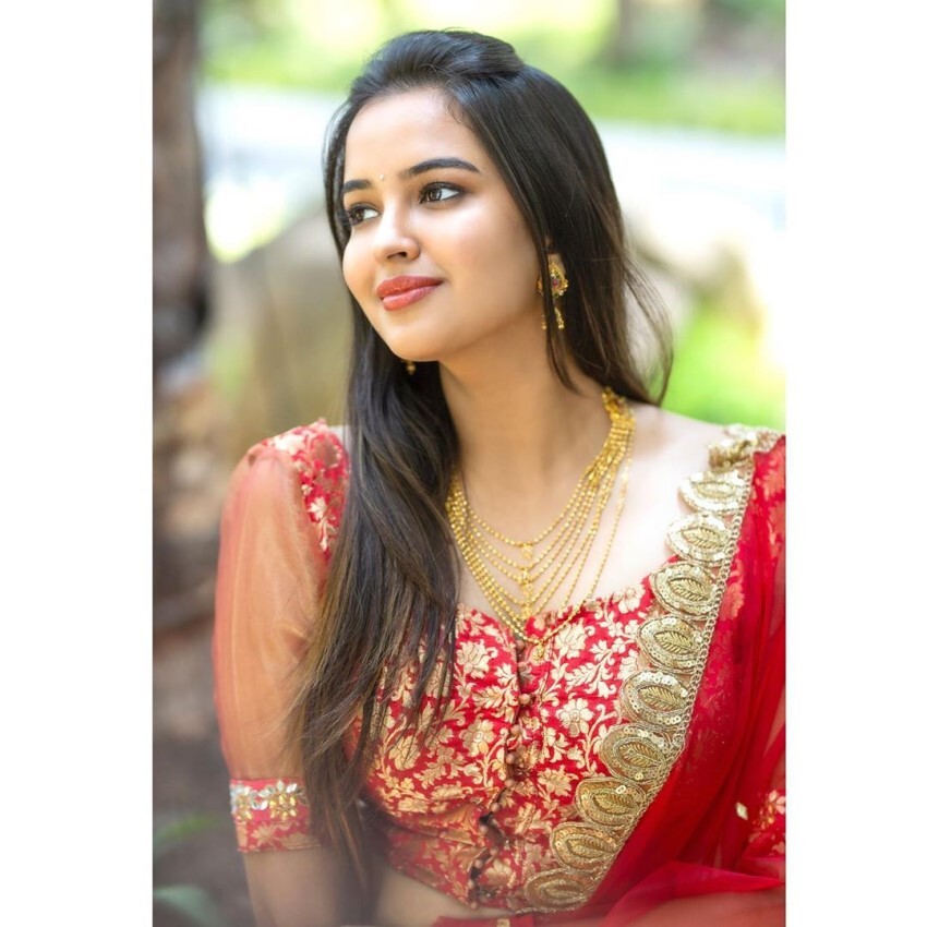 കറുപ്പ് സാരിയിൽ സുന്ദരിയായി പൂജിതാ പൊന്നട, ചിത്രങ്ങൾ കാണാം