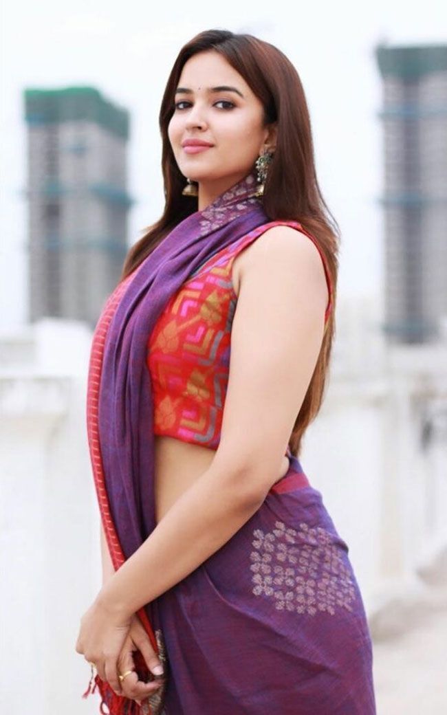 കറുപ്പ് സാരിയിൽ സുന്ദരിയായി പൂജിതാ പൊന്നട, ചിത്രങ്ങൾ കാണാം