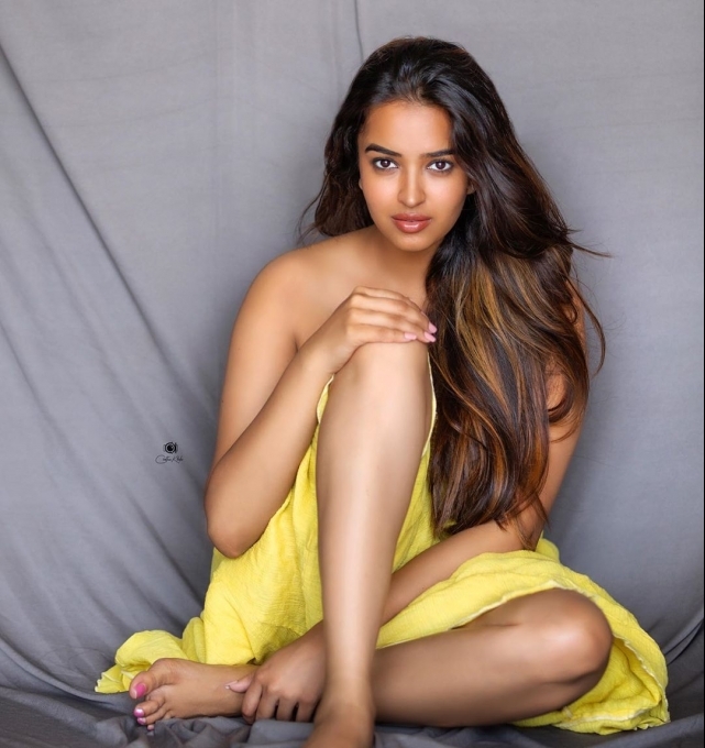 കറുപ്പ് സാരിയിൽ സുന്ദരിയായി പൂജിതാ പൊന്നട, ചിത്രങ്ങൾ കാണാം