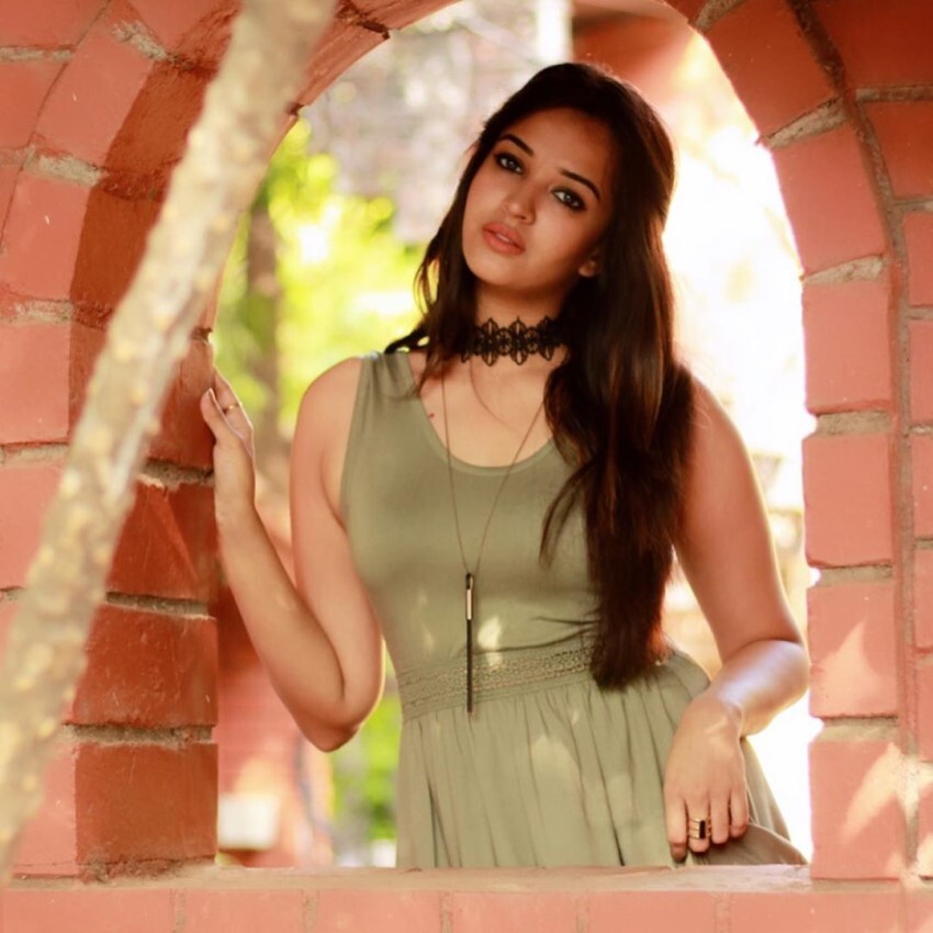 കറുപ്പ് സാരിയിൽ സുന്ദരിയായി പൂജിതാ പൊന്നട, ചിത്രങ്ങൾ കാണാം