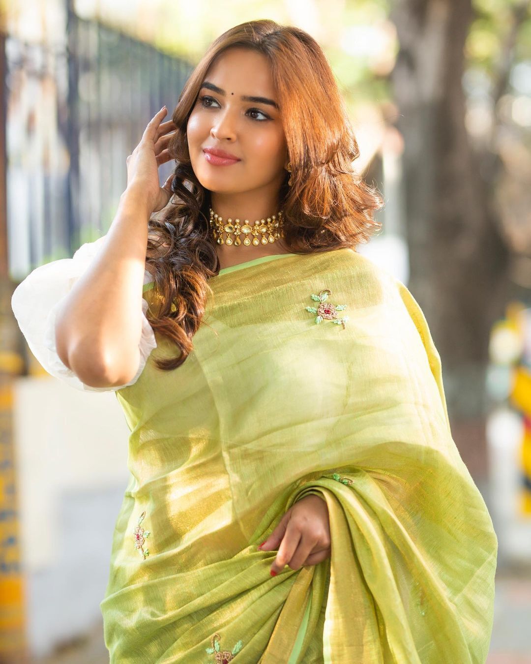 കറുപ്പ് സാരിയിൽ സുന്ദരിയായി പൂജിതാ പൊന്നട, ചിത്രങ്ങൾ കാണാം