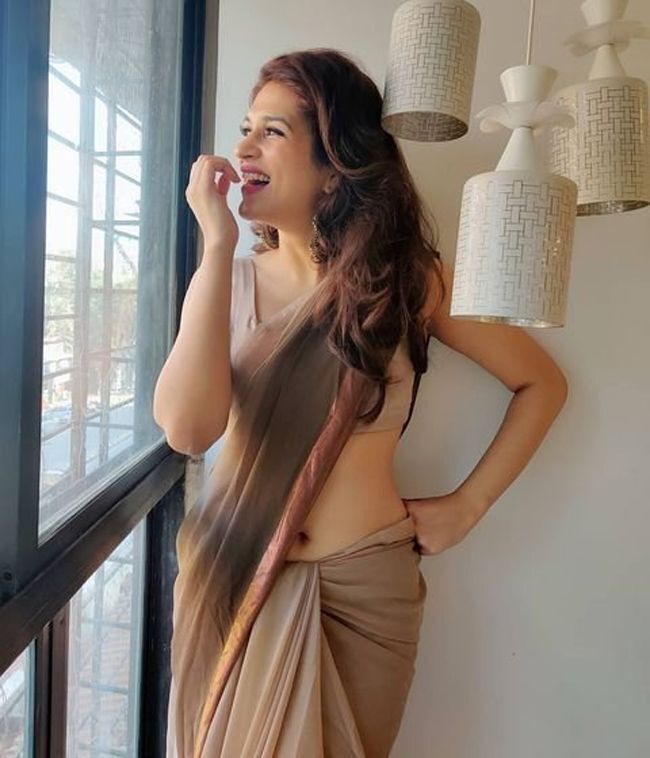 സാരിയില്‍ അതീവ ഗ്ലാമറസായി ശ്രദ്ധ ദാസ്, ആരാധകര്‍ ഞെട്ടലില്‍; ചിത്രങ്ങള്‍ ഏറ്റെടുത്ത് സോഷ്യല്‍ മീഡിയ