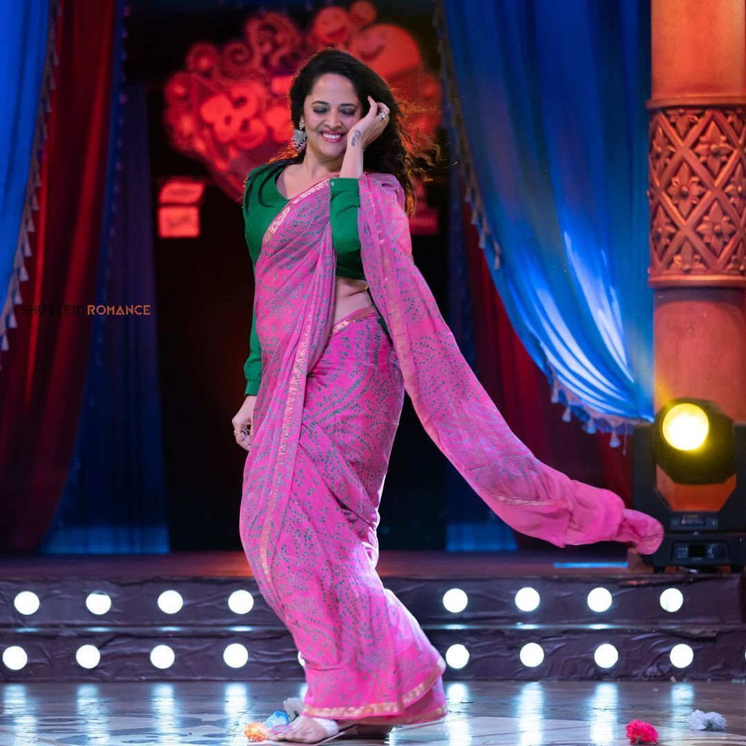 സാരിയിൽ ലുക്കായി അനസൂയ ഭരദ്വാജ്, ചിത്രങ്ങൾ കാണാം