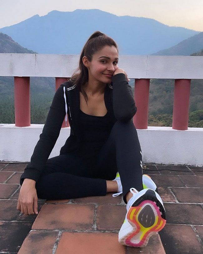 ഏത് വേഷത്തിലും സുന്ദരി തന്നെ.. നടി ആൻഡ്രിയ ജർമിയയുടെ കിടിലൻ ലുക്കിലുള്ള ചിത്രങ്ങൾ