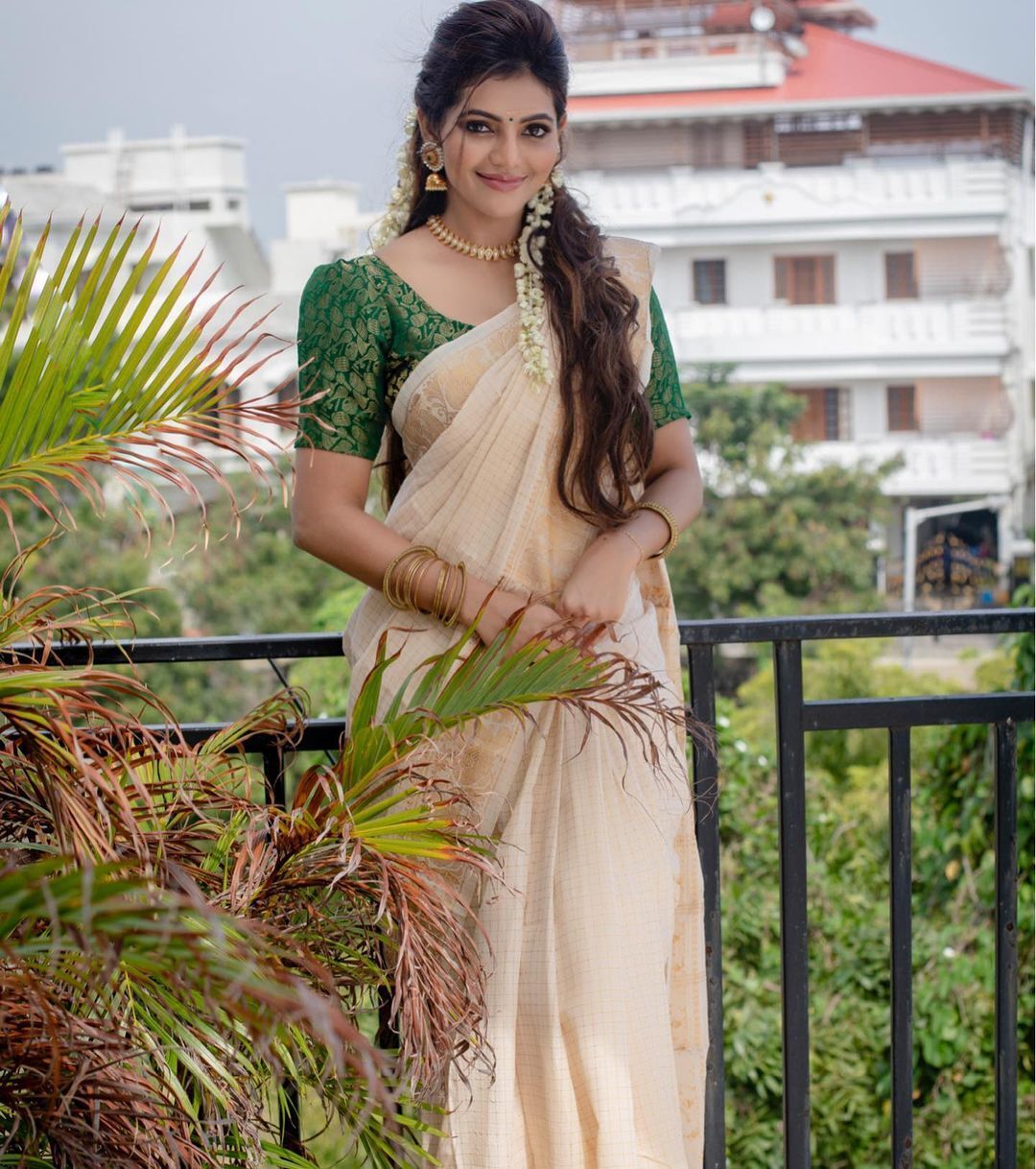 നാടന്‍ പെണ്‍കൊടിയായി നടി അതുല്യ രവി: ചിത്രങ്ങള്‍