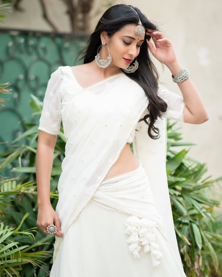 തൂവെള്ളയിൽ തിളങ്ങി ഭാനുശ്രീ- ചിത്രങ്ങൾ കാണാം