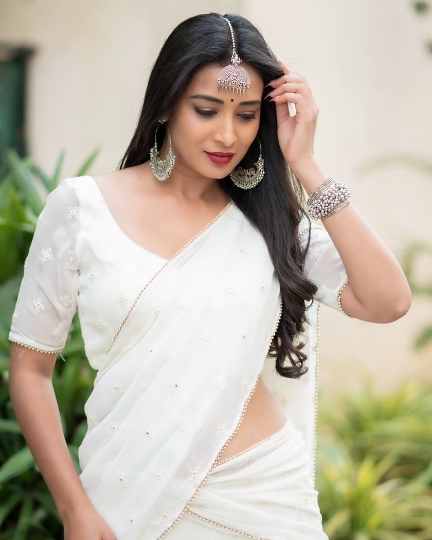 തൂവെള്ളയിൽ തിളങ്ങി ഭാനുശ്രീ- ചിത്രങ്ങൾ കാണാം